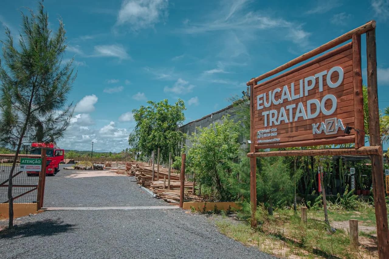 Entrada da Kazza do Eucalipto com a placa de eucalipto tratado