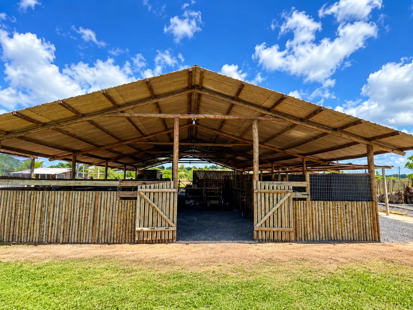 Espaço da fazendinha cercado por esteios de eucalipto tratado